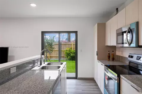 564 NW 7 St #6, Florida City, FL 33034
