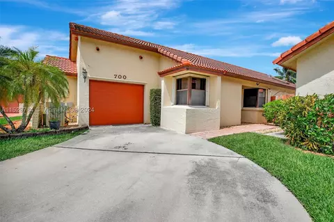 700 SW 113th Ave, Pembroke Pines, FL 33025