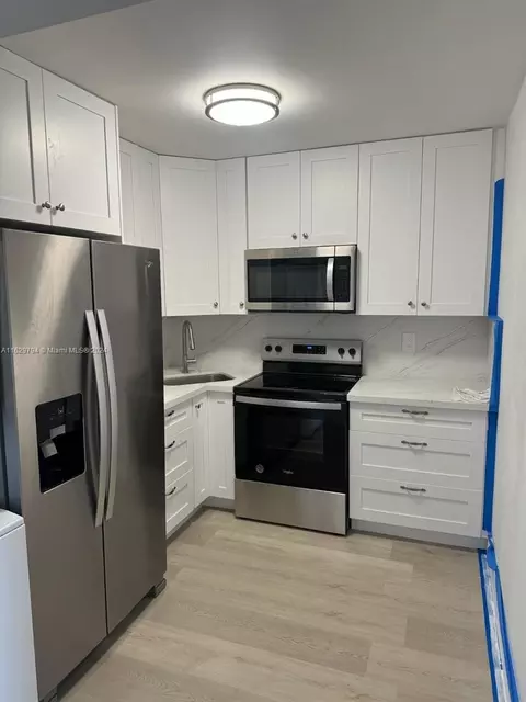 8321 NW 7th St #1-402, Miami, FL 33126