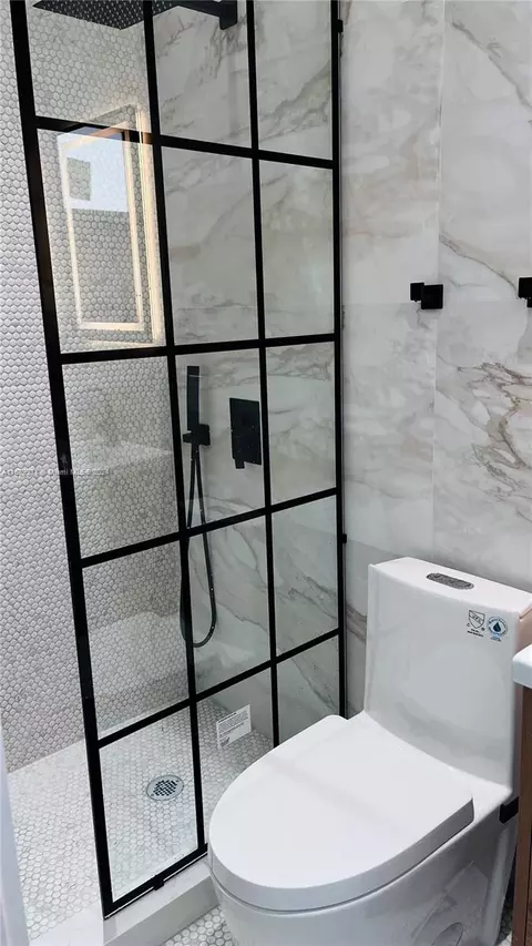 Bath - 971 NE 155th Ter, North Miami Beach, FL 33162 photo 2 of 4