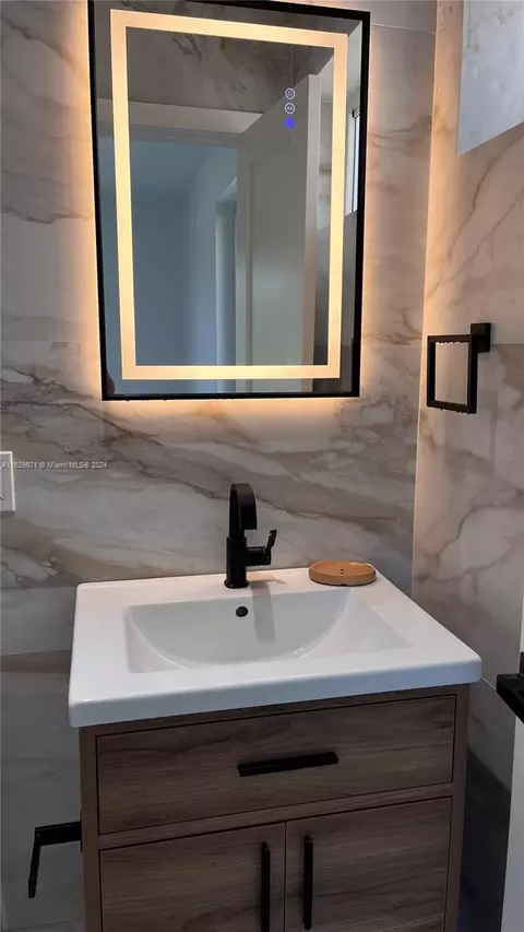 Bath - 971 NE 155th Ter, North Miami Beach, FL 33162 photo 1 of 4