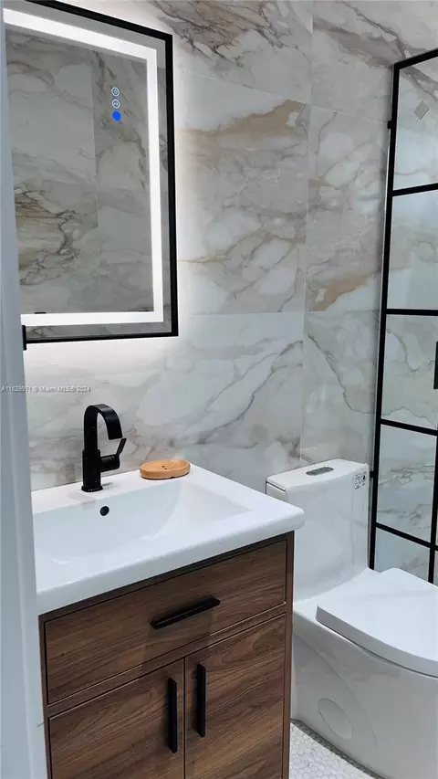 Bath - 971 NE 155th Ter, North Miami Beach, FL 33162 photo 3 of 4