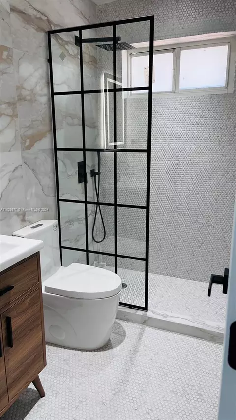 Bath - 971 NE 155th Ter, North Miami Beach, FL 33162 photo 4 of 4
