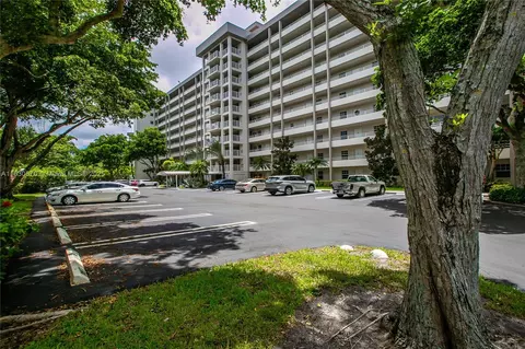 575 Oaks Ln #206, Pompano Beach, FL 33069