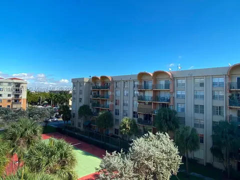 9320 Fontainebleau Blvd #513, Miami, FL 33172