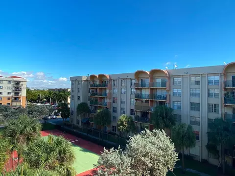 9320 Fontainebleau Blvd #513, Miami, FL 33172