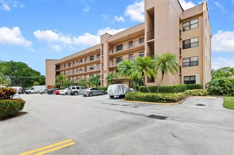 10467 Sunrise Lakes Blvd #109, Sunrise, FL 33322