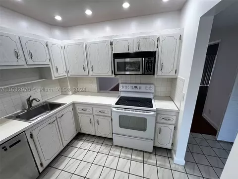 201 Berkley Rd #207, Hollywood, FL 33024