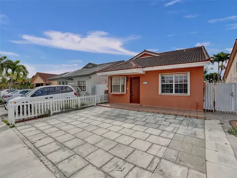 9054 NW 115th St, Hialeah Gardens, FL 33018