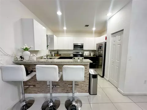 10274 NW 88th Ter, Doral, FL 33178