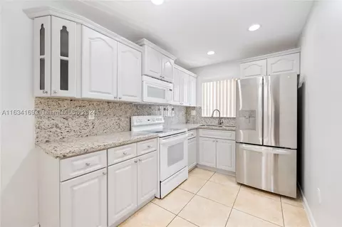 8087 NW 8th St #1, Miami, FL 33126