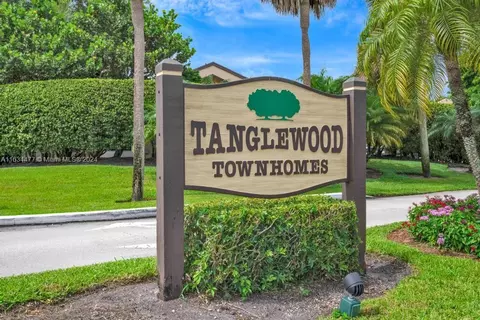 211 SW 97th Ave, Pembroke Pines, FL 33025