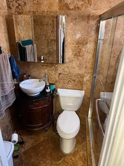 Bath - 7544 W 30th Ct, Hialeah, FL 33018 photo 2 of 3
