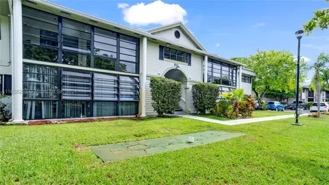 811 NE 199th St #207-33, Miami, FL 33179