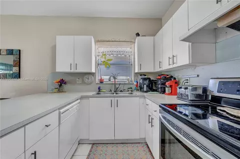 426 W 70th St, Hialeah, FL 33014 photo 8