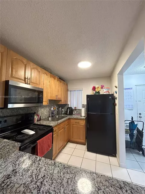 2750 W 76th St #208, Hialeah, FL 33016