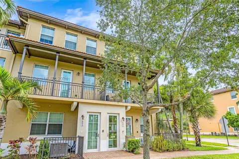 995 SW 147th Ave #2514, Pembroke Pines, FL 33027