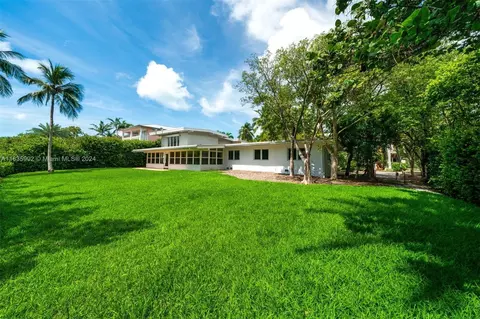 Exterior - 4 Harbor Pt, Key Biscayne, FL 33149 photo 3 of 4