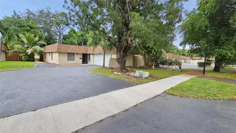 18825 Oakland Hills Dr #18825, Hialeah, FL 33015