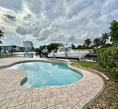 Exterior - 2005 Ixora Rd, North Miami, FL 33181 photo 3 of 4