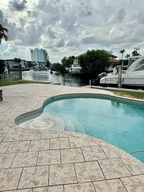 Exterior - 2005 Ixora Rd, North Miami, FL 33181 photo 2 of 4
