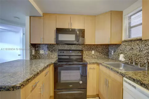 8290 Lake Dr #134, Doral, FL 33166