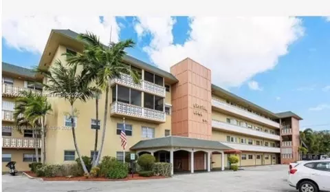 941 Crystal Lake Dr #111, Pompano Beach, FL 33064