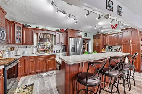 160 Mcarthur Pkwy, Pembroke Pines, FL 33024