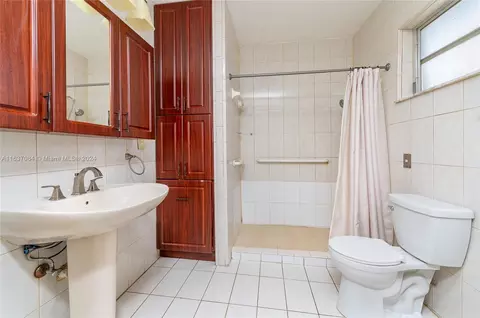 Bath - 650 W 65th Dr, Hialeah, FL 33012 photo 2 of 2