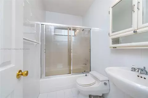 Bath - 650 W 65th Dr, Hialeah, FL 33012 photo 1 of 2