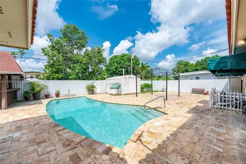 Exterior - 650 W 65th Dr, Hialeah, FL 33012 photo 4 of 4
