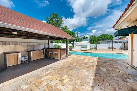 Exterior - 650 W 65th Dr, Hialeah, FL 33012 photo 2 of 4