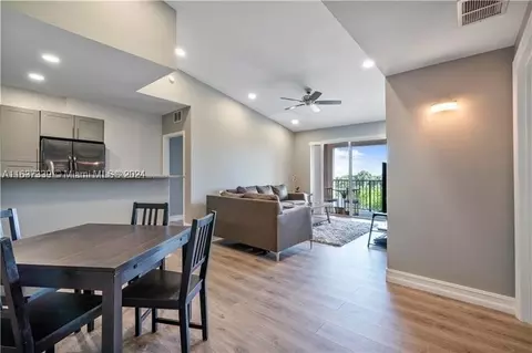 7940 N Nob Hill Rd #305, Tamarac, FL 33321