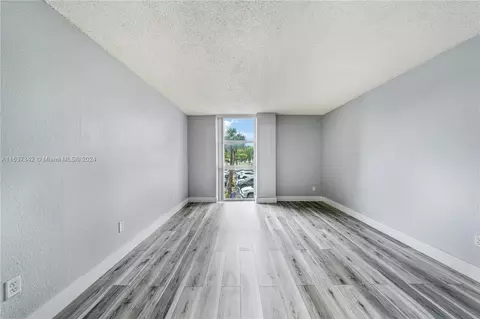 2075 NE 164th St #207, North Miami Beach, FL 33162