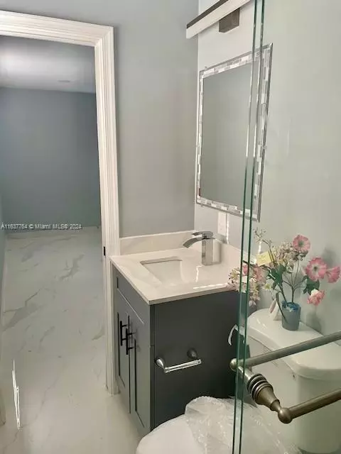Bath - 16482 NE 3rd Ave, Miami, FL 33162 photo 1 of 4