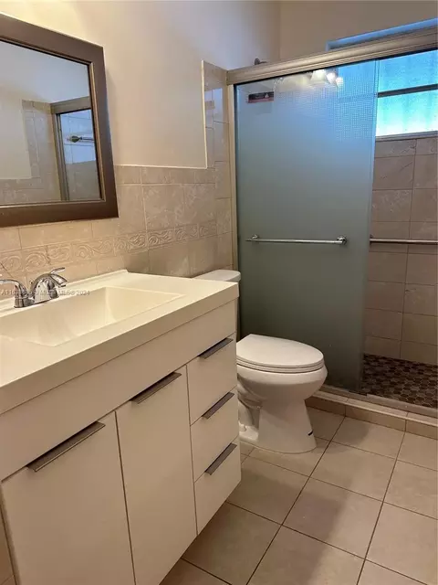 Bath - 720 SE 8th Pl, Hialeah, FL 33010 photo 1 of 2