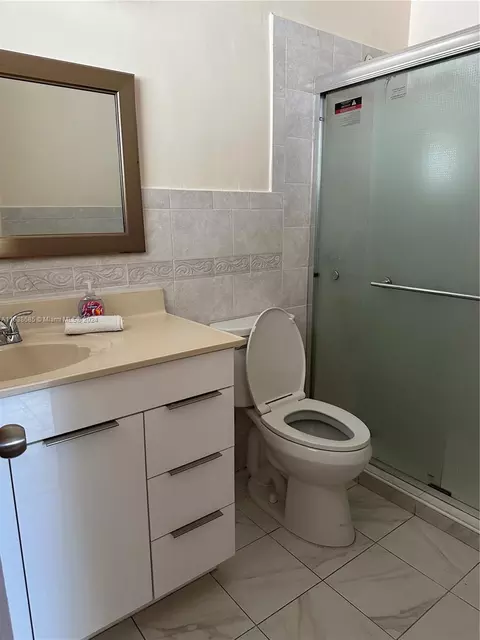 Bath - 720 SE 8th Pl, Hialeah, FL 33010 photo 2 of 2