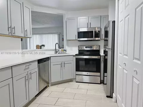 3461 NW 44th St #106, Oakland Park, FL 33309