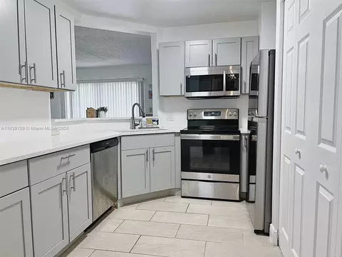 3461 NW 44th St #106, Oakland Park, FL 33309