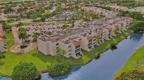 120 Lakeview Dr #312, Weston, FL 33326