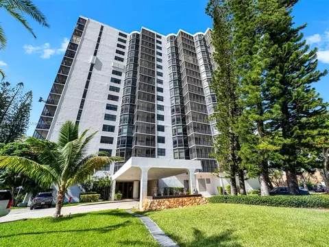 20100 W Country Club Dr #807, Aventura, FL 33180