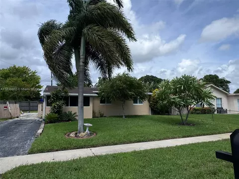 5881 E Cayman Cir E, West Palm Beach, FL 33407