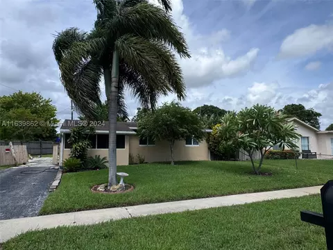 5881 E Cayman Cir E, West Palm Beach, FL 33407