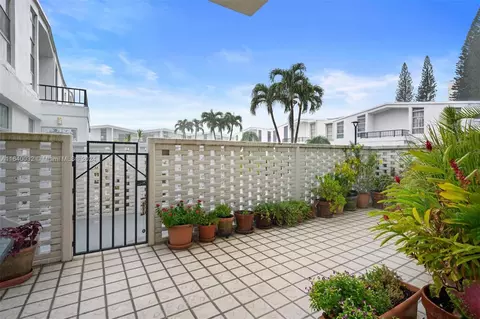 2720 NE 183rd St #TH20, Aventura, FL 33160