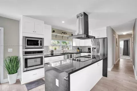 1105 SE 4th Ct, Deerfield Beach, FL 33441