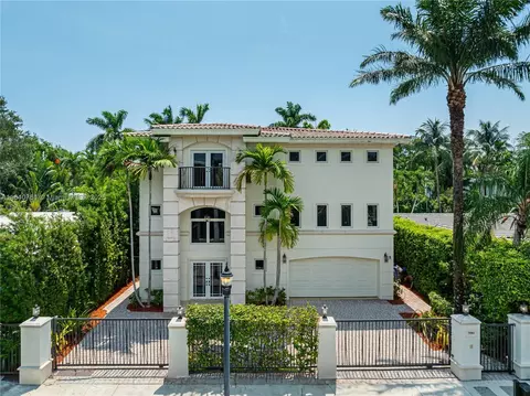 3061 N Bay Rd, Miami Beach, FL 33140