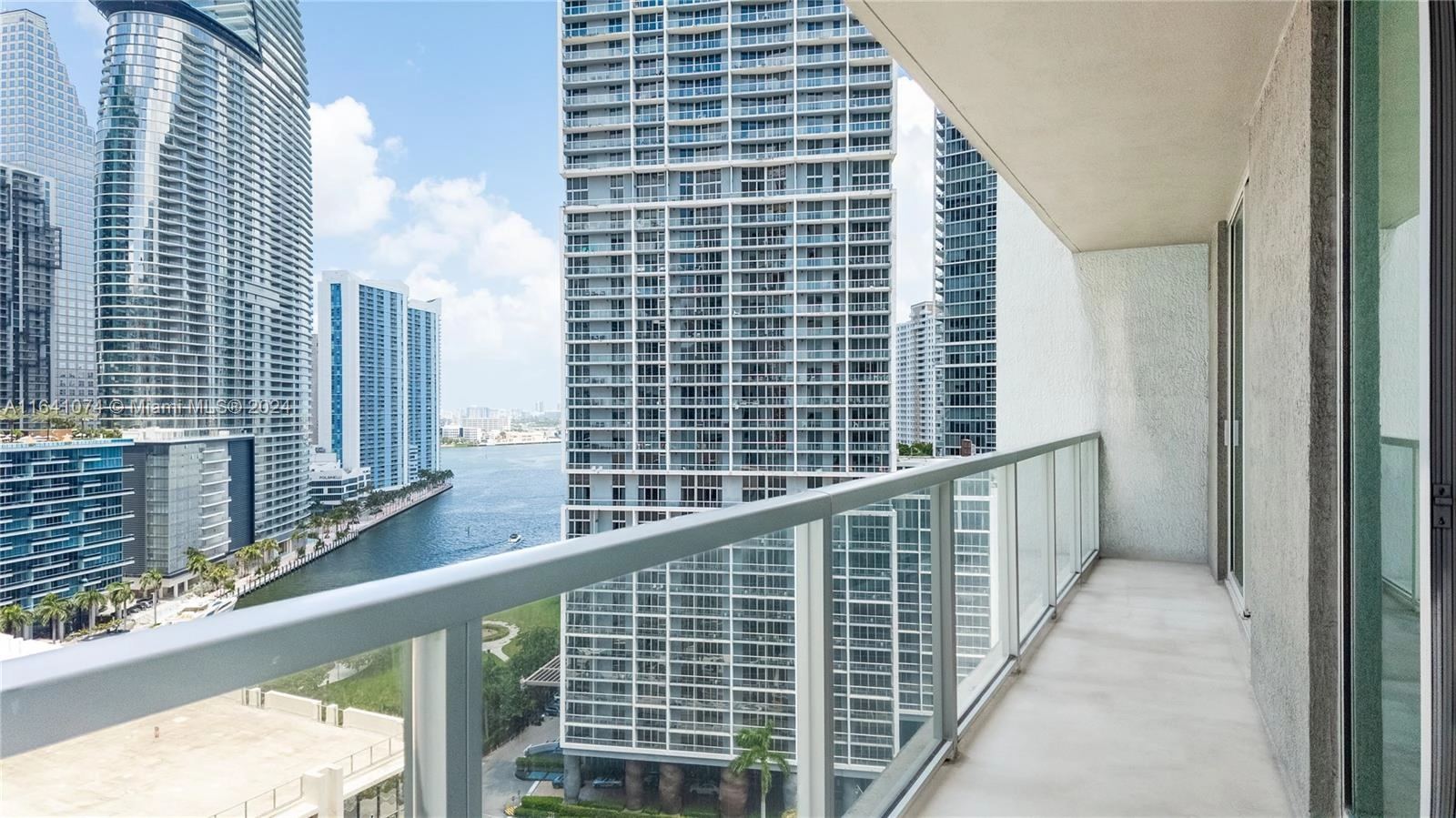 500 Brickell Ave Unit 1907  