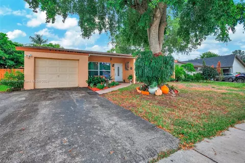 8361 NW 3rd St, Pembroke Pines, FL 33024