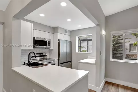 2733 S Oakland Forest Dr #203, Oakland Park, FL 33309