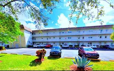 4806 NW 36th St #611, Lauderdale Lakes, FL 33319